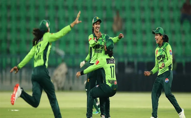 Women's CWC 2025: Bowlers Shine, Pakistan Target 113 Runs