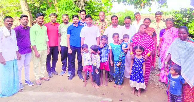 కప్పట్రాళ్ల గ్రామంలో విదేశీయుల పర్యటన 
