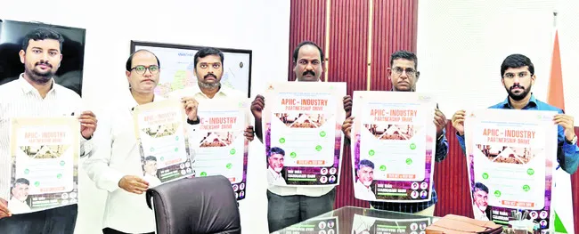 పారిశ్రామిక వేత్తలను ప్రోత్సహించండి : కలెక్టర్