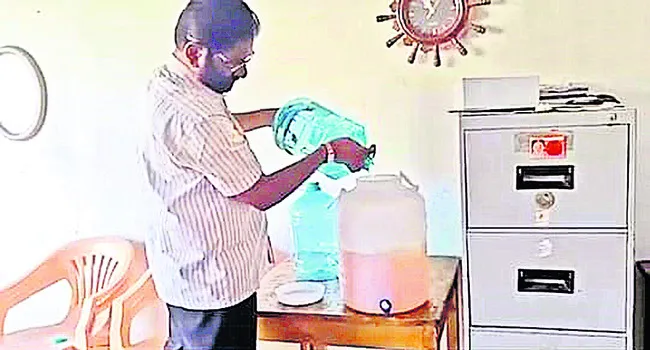 డీడీపీఐ కార్యాలయంలో మందు పార్టీ.! 