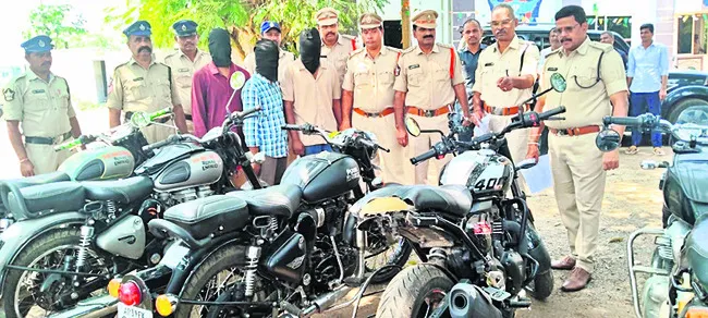 బుల్లెట్ బైకులే టార్గెట్