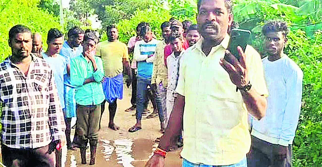 నీటిలో నిలబడి నిరసన