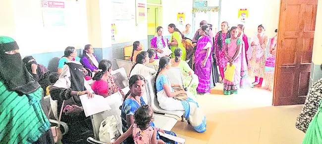 పెద్దాస్పత్రిలో గర్భిణుల అవస్థలు