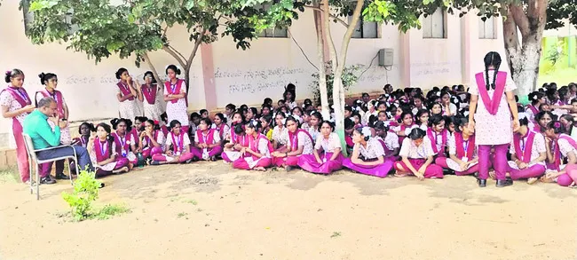 విద్యార్థుల అగచాట్లు! 