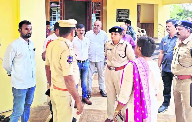 నిఘా నీడలో పీయూ