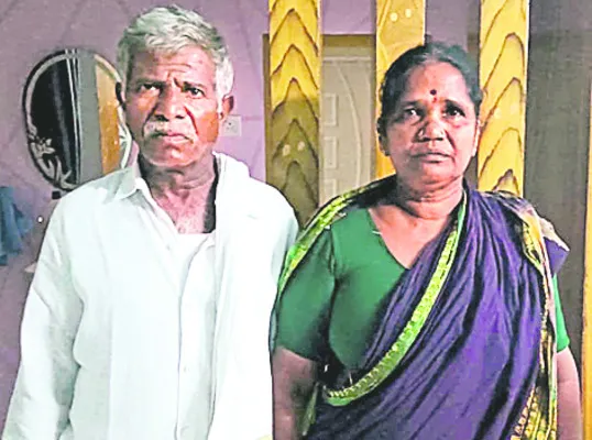 ఎన్నికల అధికారులంఅంటూ తనిఖీ