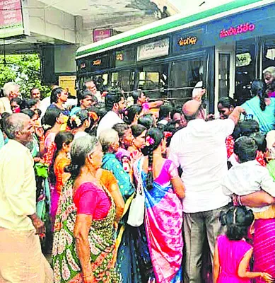 సర్కారు గొప్పలు.. ప్రయాణికులకు తిప్పలు