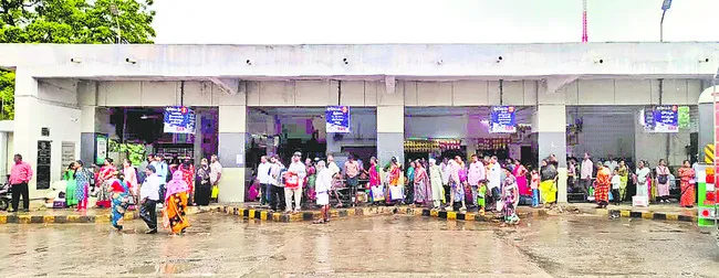 బస్సులు లేక అవస్థలు