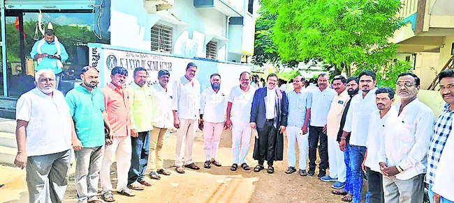 అక్రమ కేసులు సరికాదు