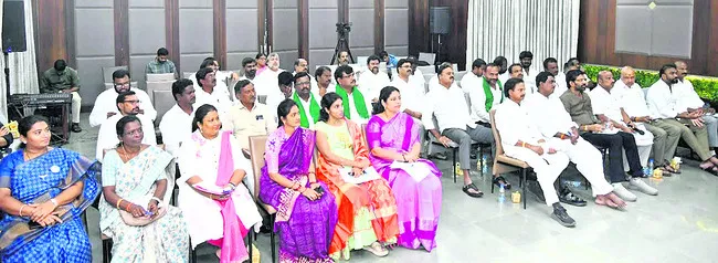 తాడేపల్లికి ఎమ్మెల్సీ  పర్వతరెడ్డి, కాకాణి పూజిత 