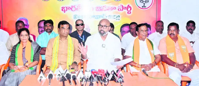 పీసీసీ చీఫ్ది అవగాహనరాహిత్యం