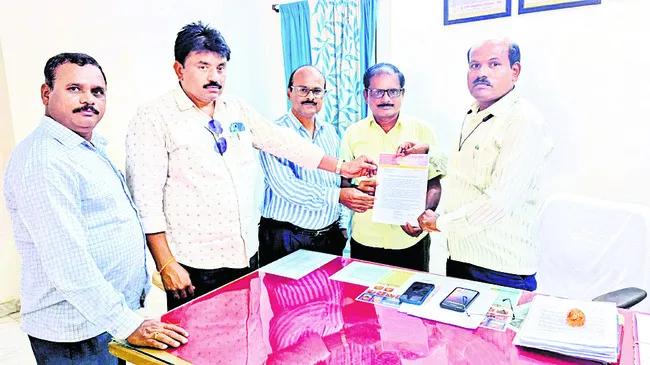 టీచర్ల కొరత నివారించండి : ఎస్టీయూ