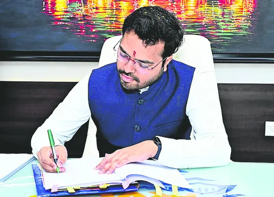 నగరపాలక సంస్థ కమిషనర్ బాధ్యతల స్వీకరణ