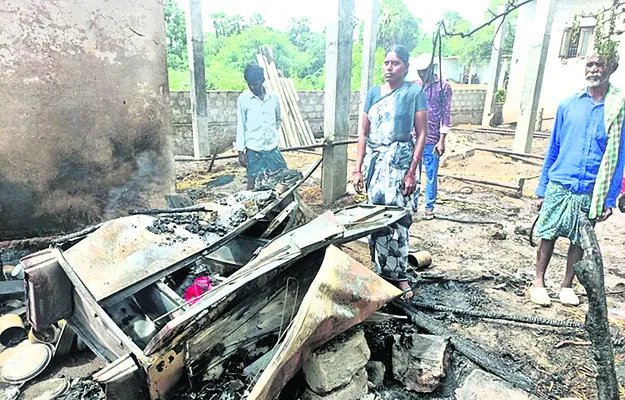 గ్యాస్ సిలిండర్ పేలి పూరిల్లు దగ్ధం
