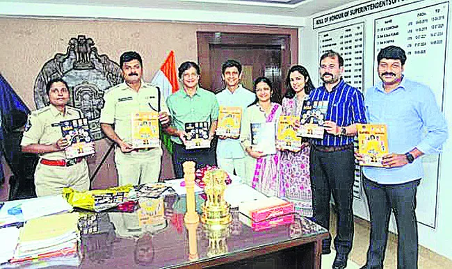 ‘శౌర్యం స్మృతి’ బ్రోచర్ల ఆవిష్కరణ