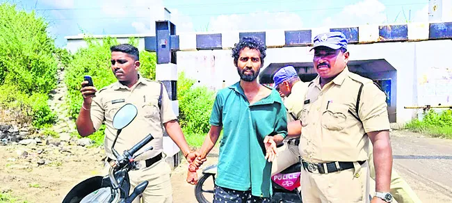 ఆత్మహత్యకు యత్నించిన యువకుడిని కాపాడిన పోలీసులు