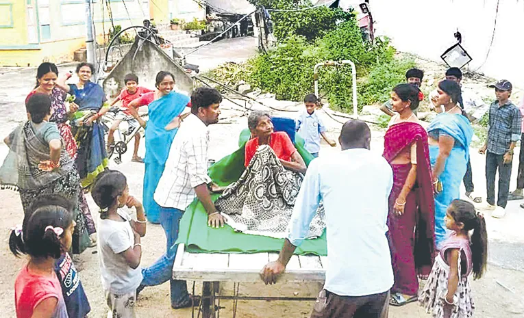 అమ్మ అడిగితే కాదంటారా? ఊరంతా తిప్పారు!