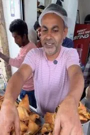 Jalandhar Street Vendor Selling 200 Samosa Varieties Goes Viral 5