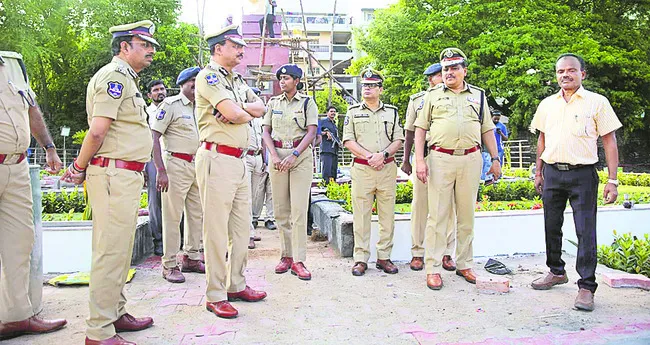 పోలీసు అమరవీరుల స్థూపం పనుల పరిశీలన