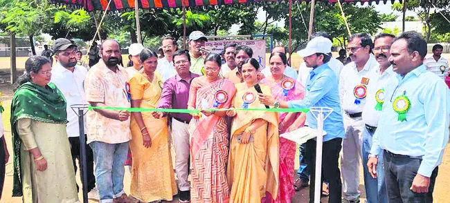 చదువుతోపాటు క్రీడల్లోనూ ప్రతిభ చాటాలి