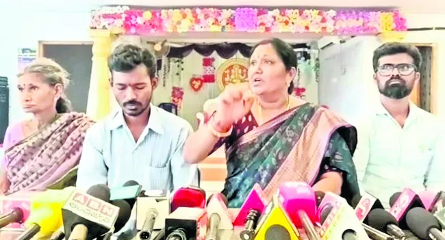 భూమి లాక్కుంటున్నారు..