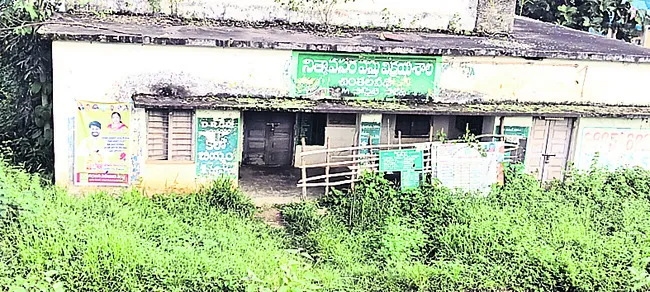 అధ్వానంగా డీఆర్ డిపో భవనం