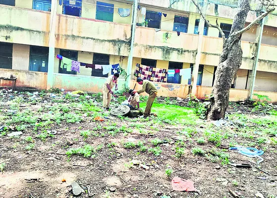 పాత పద్ధతిలోనే డ్రైనేజీ మ్యాన్హోల్ శుద్ధి