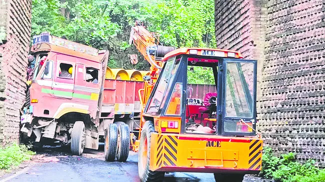 రోడ్డు ప్రమాదంలో లారీ డ్రైవర్ మృతి