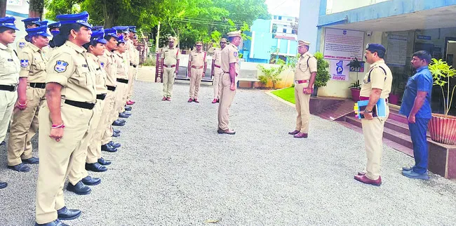 ఫిర్యాదులను త్వరగా పరిష్కరించండి