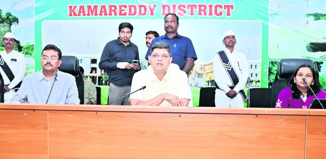 రెవెన్యూ దరఖాస్తులను పరిష్కరించాలి