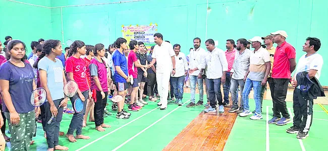 హోరాహోరీగా బ్మాడ్మింటన్‌ పోటీలు