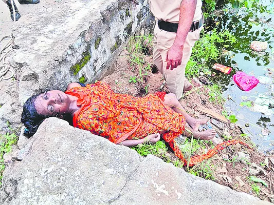 కోనేరులో దూకి మహిళ ఆత్మహత్య