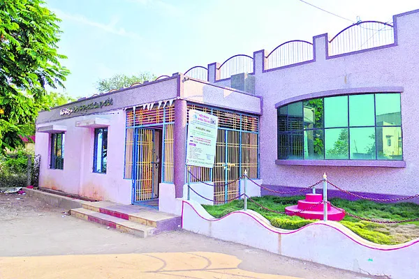 తహసీల్దార్ కార్యాలయంలో కలెక్షన్ కింగ్!