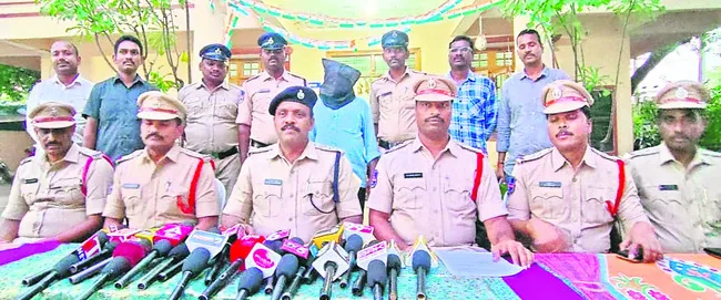 అప్పులు తీర్చేందుకు చైన్ స్నాచింగ్