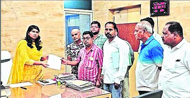 వంతెన బాగుచేయాలని వినతి