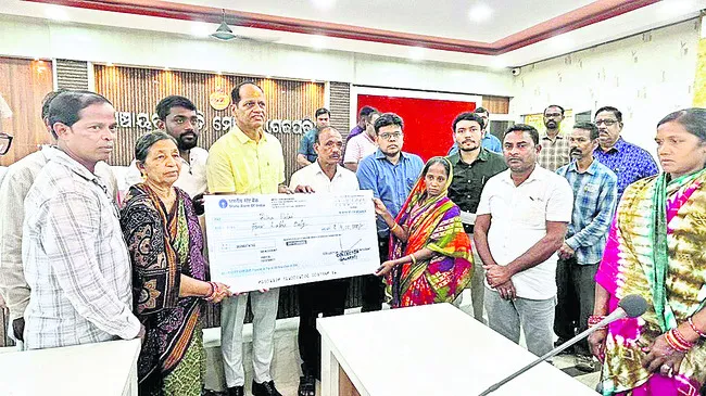 వలస కార్మికుల కుటుంబాలకు నష్ట పరిహారం