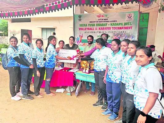 విజేతలకు బహుమతులు పంపిణీ