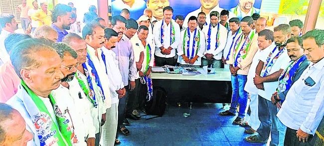 గిరిజన శాఖ మంత్రి బాధ్యత వహించాలి