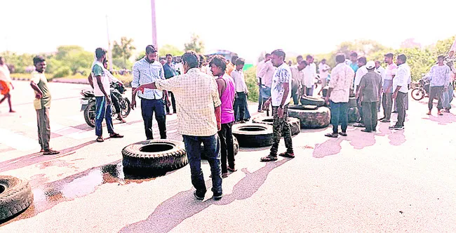 ధాన్యం ఆరబోసేందుకు స్థలమివ్వాలని..