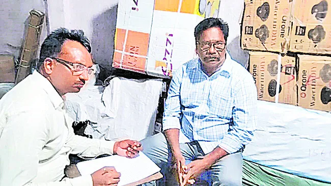 ఏసీబీ వలలో కమర్షియల్ ట్యాక్స్ ఉద్యోగి