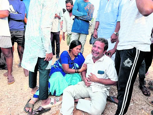 కన్నీటి పర్యంతం..