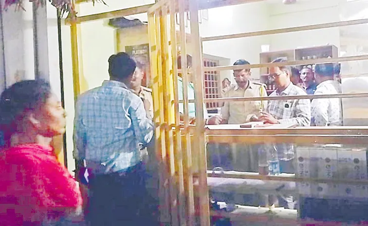 Excise officials inspect ANR bar: Andhra pradesh