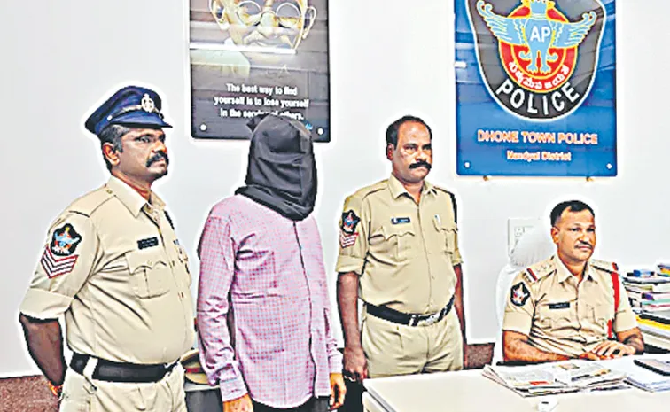 Constable chain snatching in Nandyal district