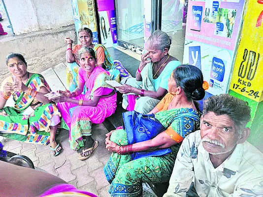 యూరియా కోసం ఎదురు చూపులు