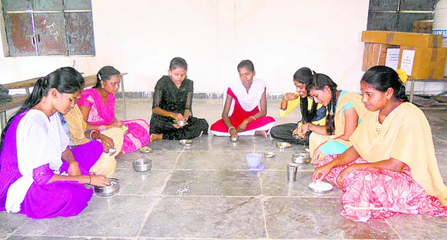 అర్ధాకలి చదువులు!