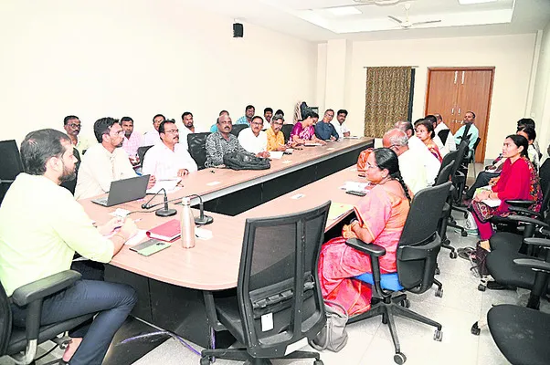 ‘విద్యార్థుల హాజరుపై దృష్టి పెట్టాలి’
