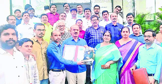 మహాలక్ష్మినాయుడుకు రాష్ట్ర స్థాయి పురస్కారం