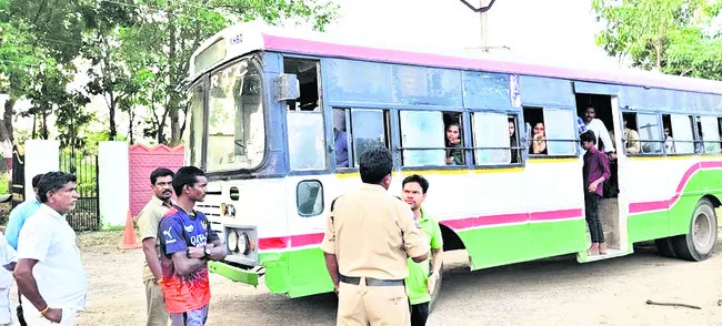 బస్సు పోలీస్ స్టేషన్కు పోనివ్వండి