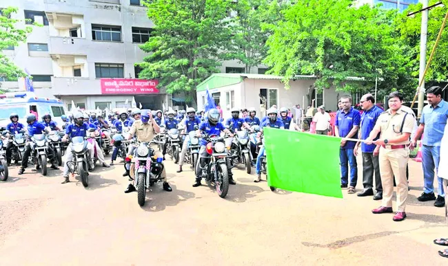 ట్రాఫిక్ నిబంధనలు పాటించాలి