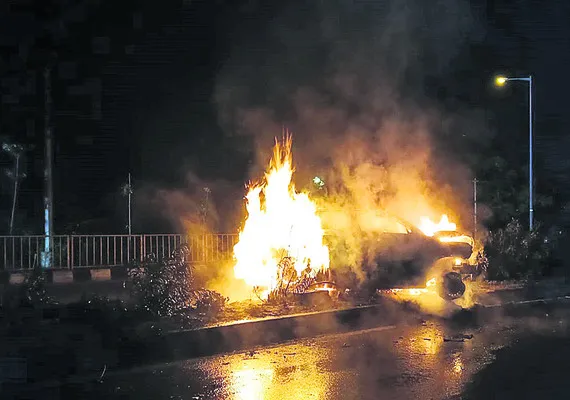రాజీవ్ రహదారిపై కారు దగ్ధం